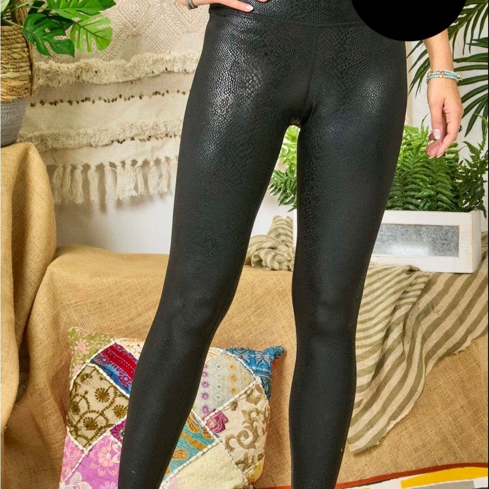 Plus Size-Snakeskin Pants/Leggings